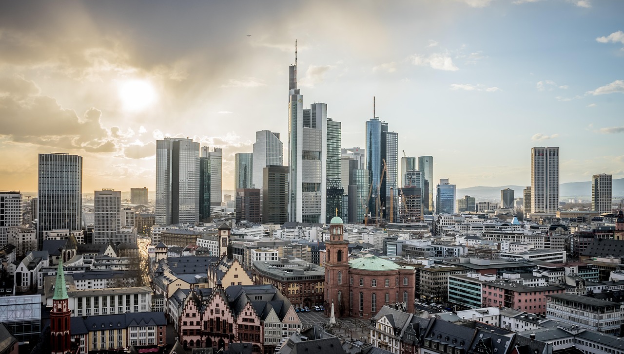 Frankfurt Skyline mit Hochhäusern und Paulskirche